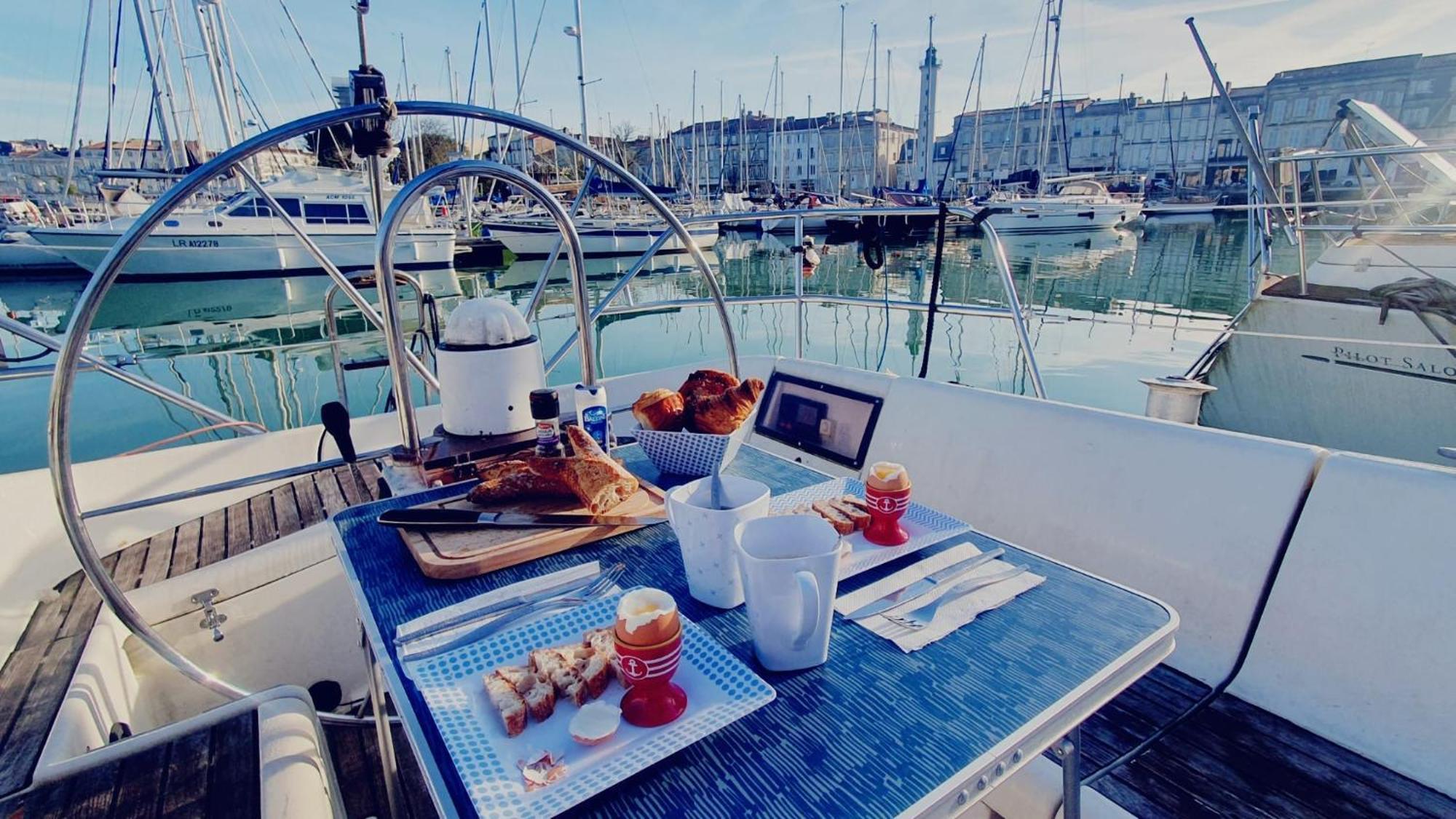 Coriandre 2 - Dormir Sur Un Grand Voilier 9 Personnes By Nuits Au Port La Rochelle  Luaran gambar